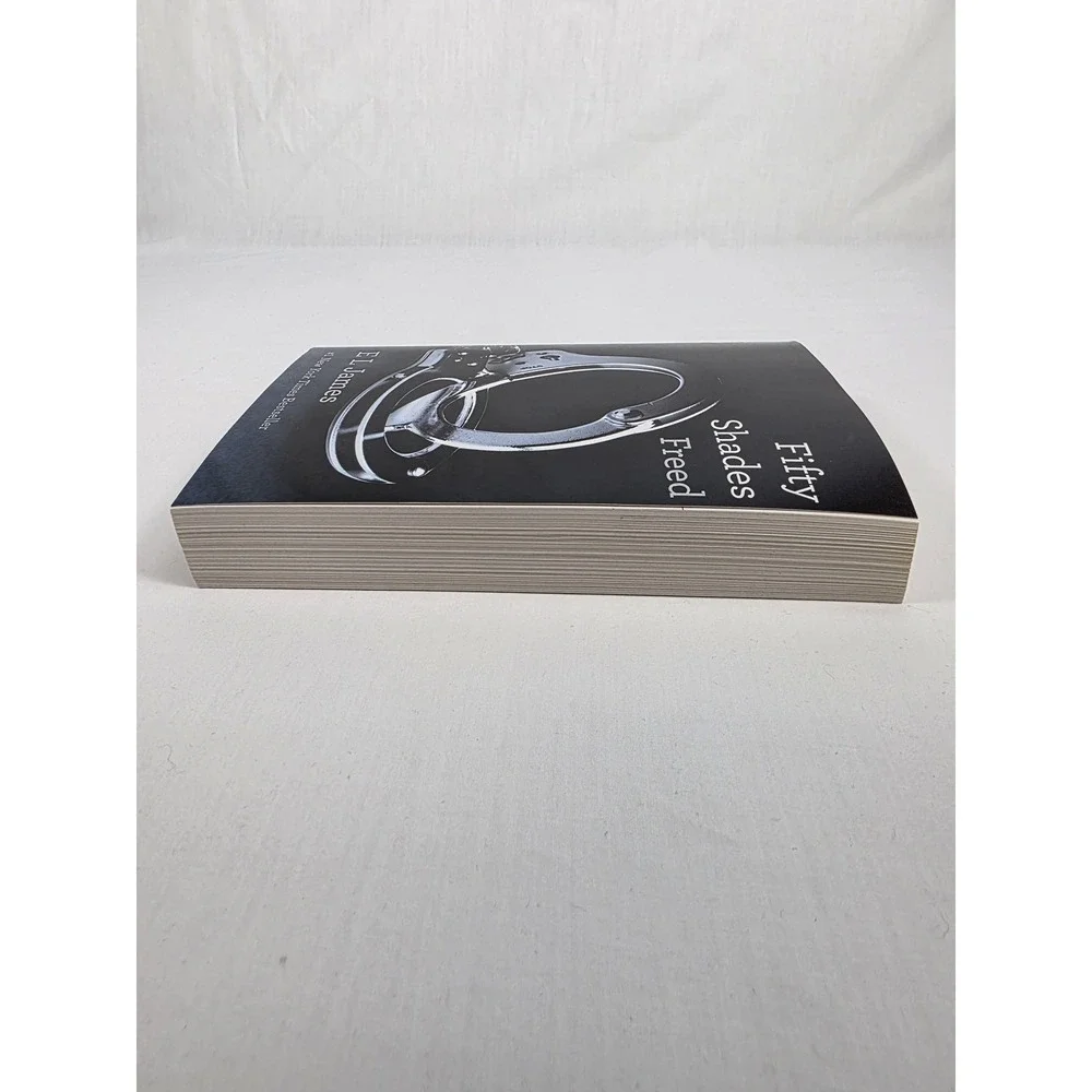 Fifty Shades Freed E L James Romance Novel Softcover NY Times Bestseller‎ Book